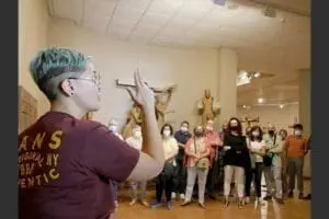 Una intèrpret de llengua de signes fent la visita del Signem Museus