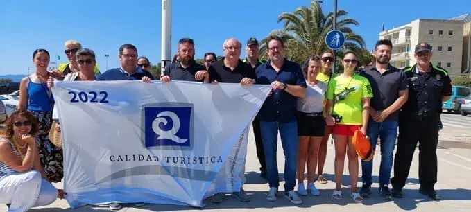 Foto de família de la hissada de la bandera Q de qualitat turística