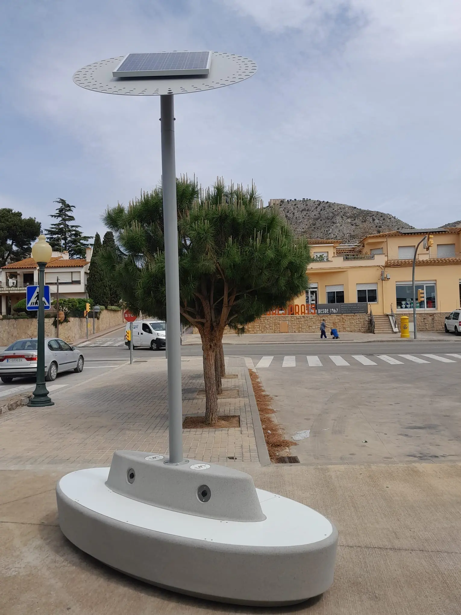 Banc instal·lat a Torroella de Montgrí davant l'Estació d'Autobusos