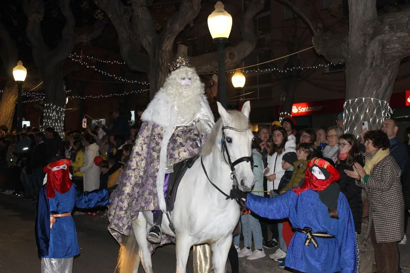 El Rei Blanc de Torroella dalt d'un cavall