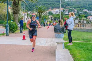 Un corredor participant a la Triatló de l'Estartit de l'any passat