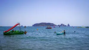 Visitants informant-se a l'Oficina de Turisme de Torroella de Montgrí 