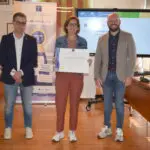 La responsable de l'Oficina de Turisme, Marta Vilavedra, amb un dels diplomes