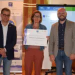 La responsable de l'Oficina de Turisme, Marta Vilavedra, amb un dels diplomes