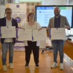 La representant de l'Estació Nàutica, Sílvia Ferrer, amb els diplomes de quatre empreses