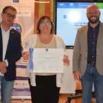 La representant de l'Estació Nàutica, Sílvia Ferrer, amb el diploma de l'Estació Nàutica