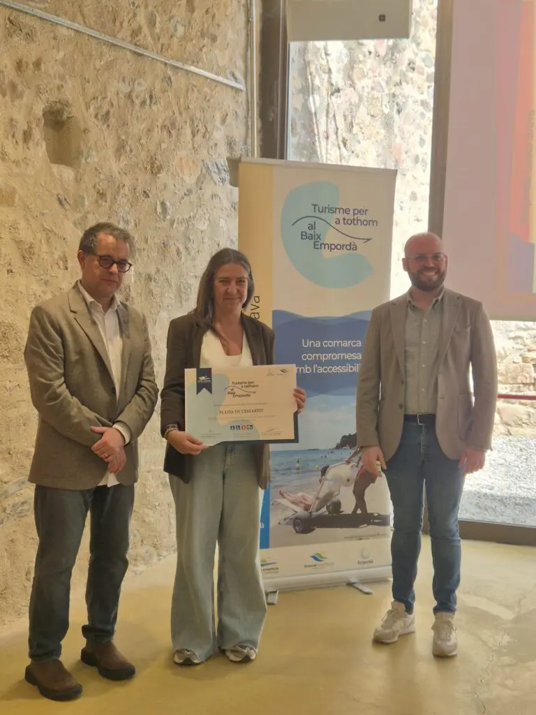La tècnica de platges, Begoña Pérez, recull un dels diplomes