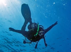 Un submarinista al fons marí de les Illes Medes