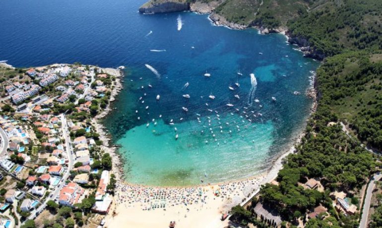 Cala Montgó revalida per tretzè any consecutiu la Bandera Blava