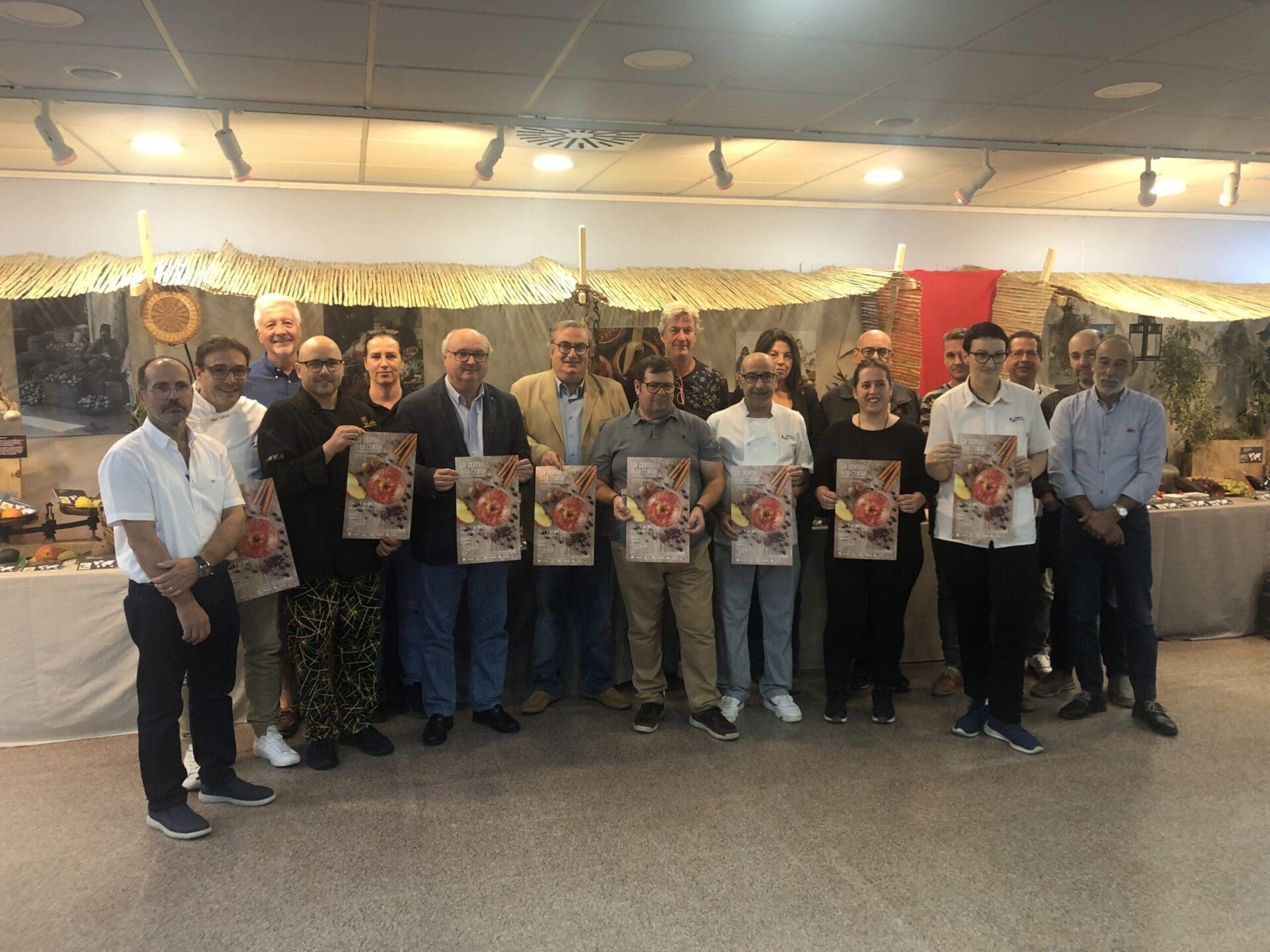 Foto de família dels restauradors i institucions que participen de la Campanya Gastronòmica de la Poma a la Cuina