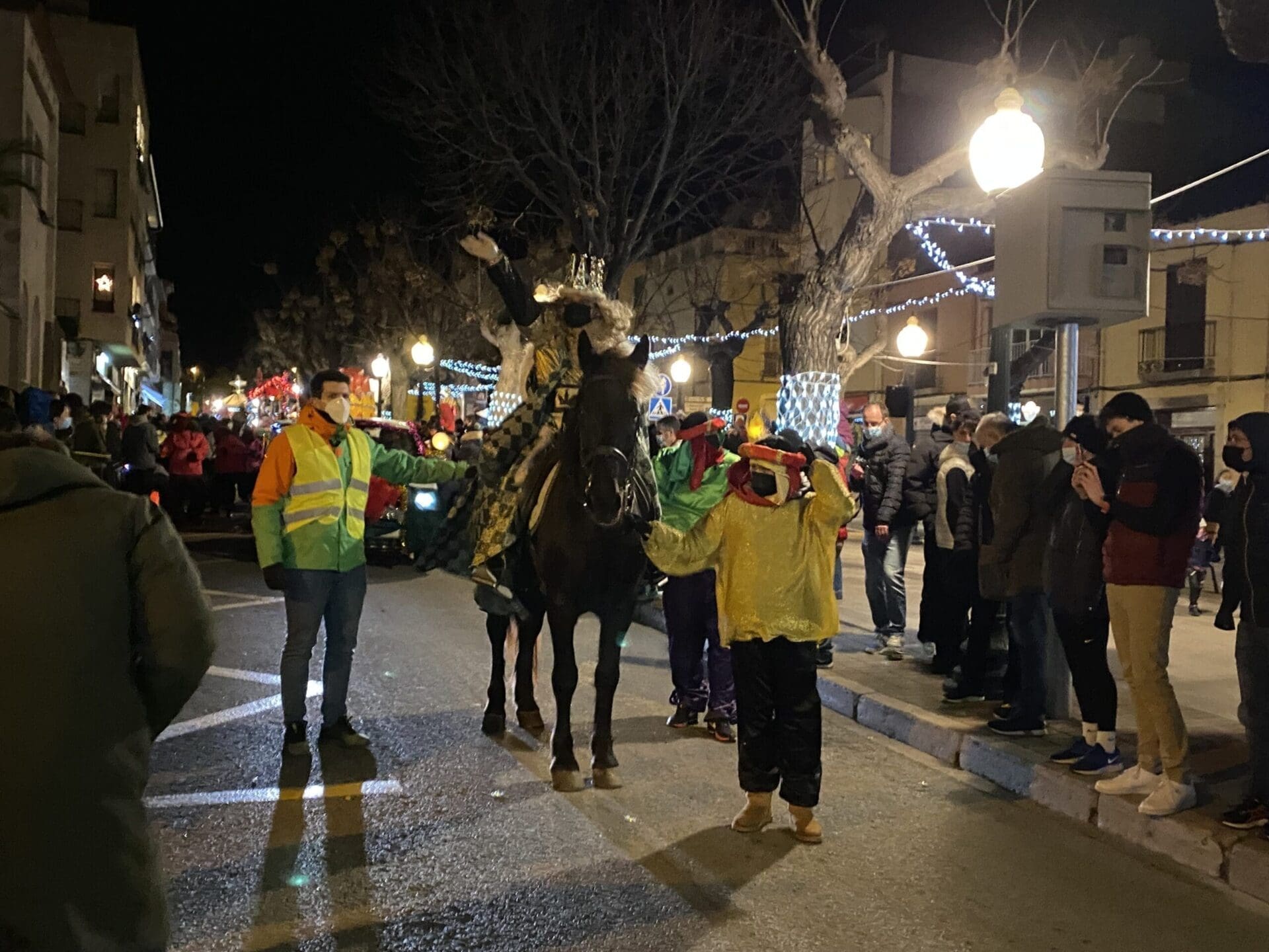 El Rei blanc damunt d'un cavall a la cavalcada pels carrers de Torroella de Montgrí