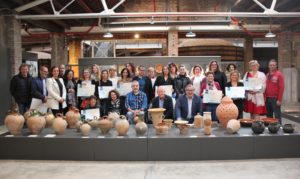 Foto de família dels guardonats amb els distintius que acrediten bones pràcti