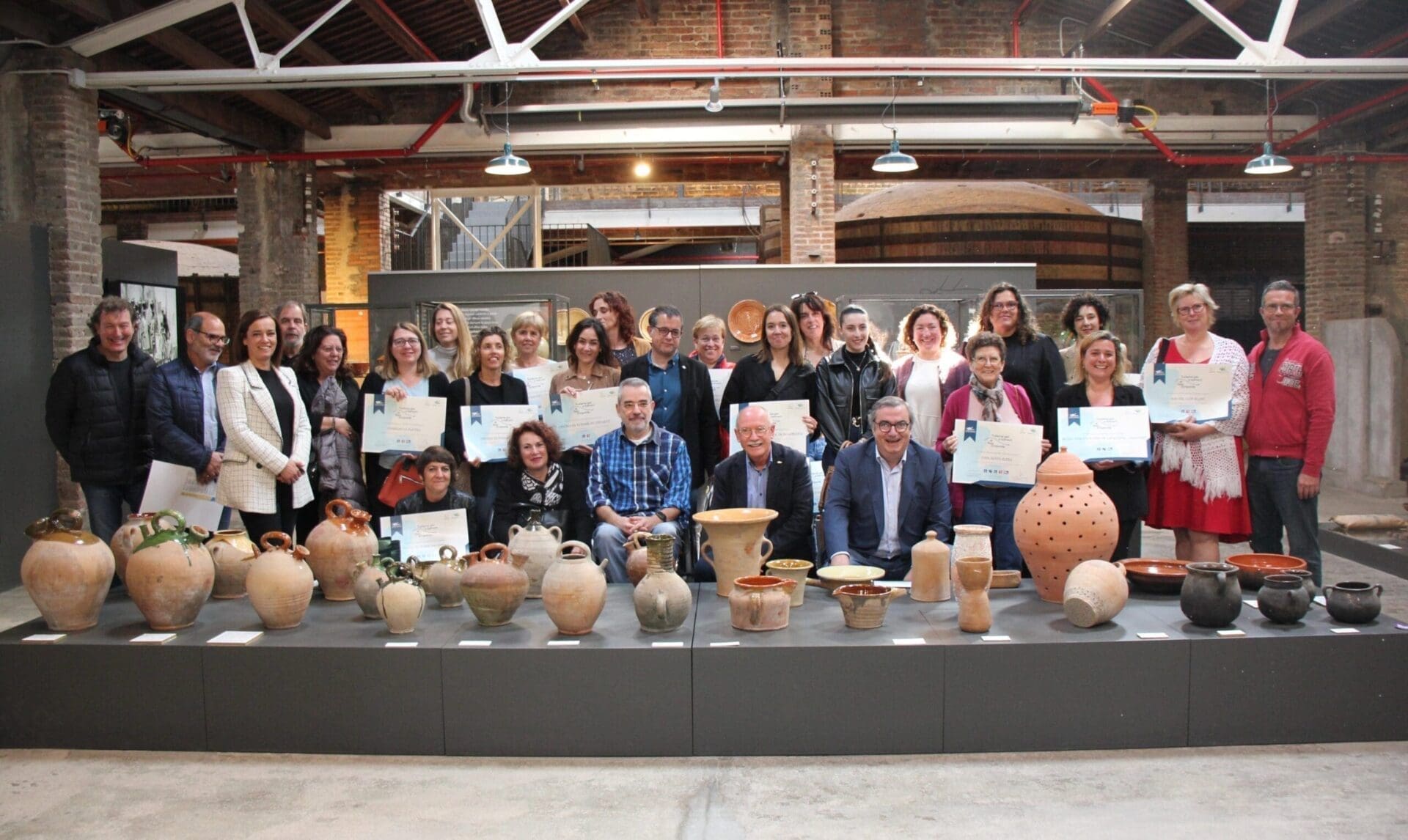Foto de famíila dels guardonats amb el distintiu que acredita bones pràctiques en matèria de turisme inclusiu