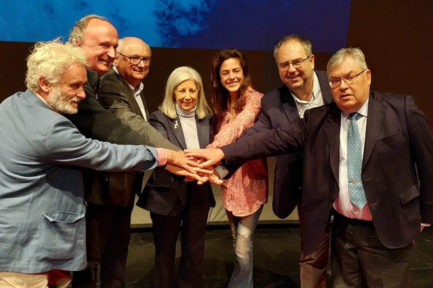 Representants de l'Ajuntament de Torroella de Montgrí, la Fundació Mascort i la Fundació Costeau es donen la mà per significar l'acord que permet posar la seu científica mundial de la Fundació Costeu a l'Estartit
