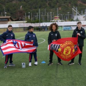 Jugadors de l'Atlètic de Madrid i el Manchester Udt sostenen les banderes  dels seus equips durant la presentació del Torneig l'any passat