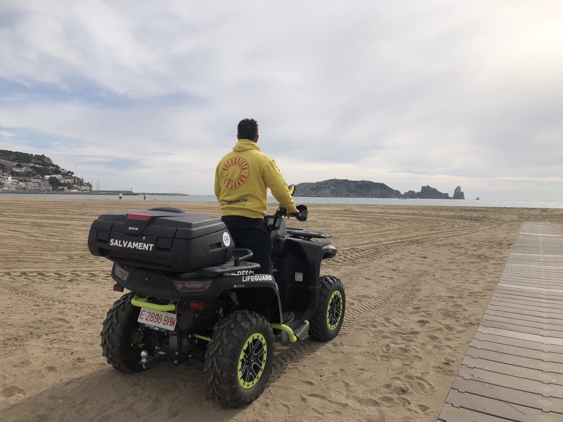Un socorrista damunt d'un quad a la Platja de l'Estartit