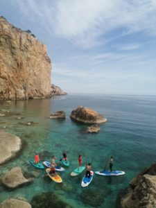 Un grup de caiaquistes gaudeix del Cap de la Barra (Foto: Instagram @fadetorro)