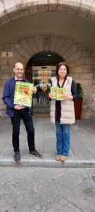 El regidor de Fires, Genís Pigem; i la regidora de Comerç i Turisme, Dúnia Oliveras, sostenint el cartell de la Fira Empordà Cuina i Salut