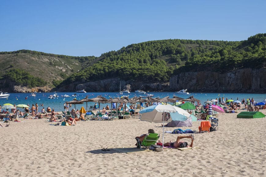Banyistes prenent el sol a Cala Montgó