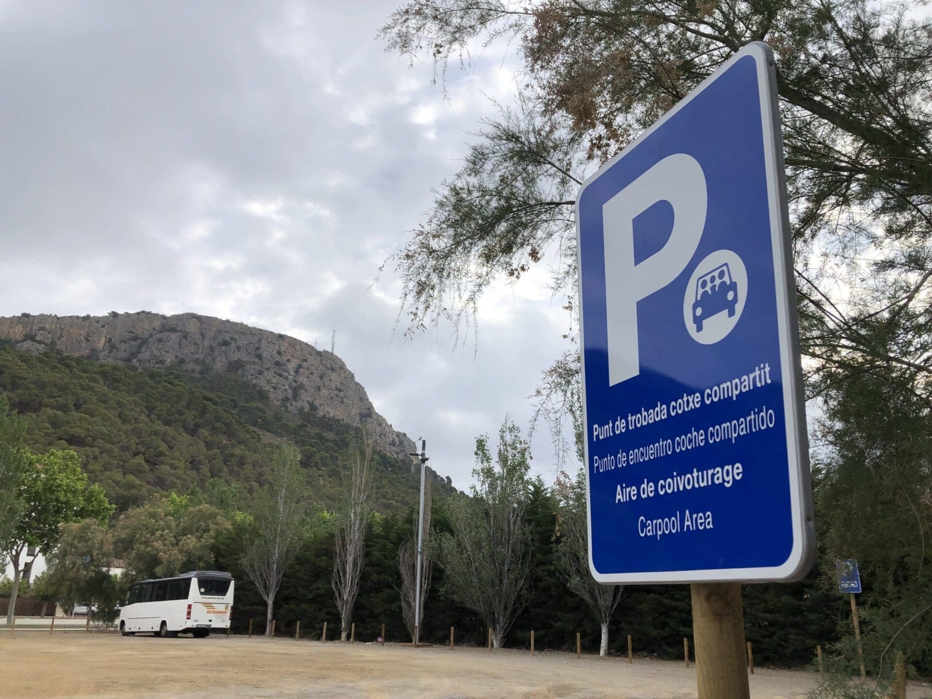El cartell que indica l'àrea de trobada de cotxe compartit a l'Estartit