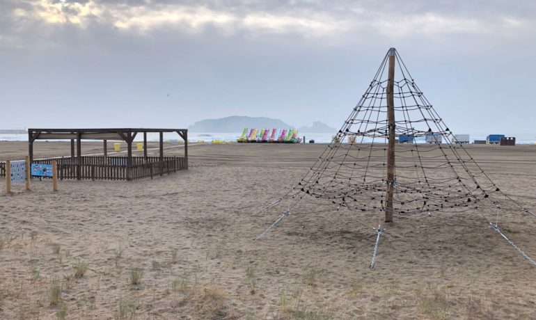 L’Ajuntament de Torroella de Montgrí instal·la nous jocs infantils a les platges de l’Estartit i Cala Montgó