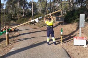 Un operari tanca la barrera d'accés al Massís del Montgrí