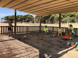 Un nen i una monitora jugant al Mini Beach Club