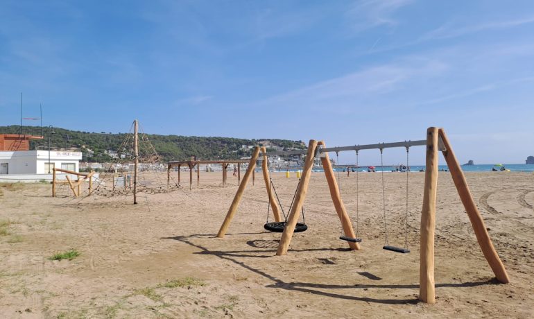 L’Ajuntament de Torroella de Montgrí instal·la dos nous jocs infantils a la platja de l’Estartit