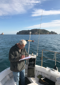 L'observador meteorològic Josep Pascual agafant les dades de l'aigua de mar