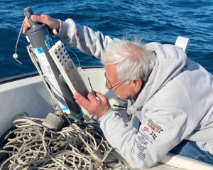 L'observador meteorològic Josep Pascual agafant les dades de l'aigua de mar