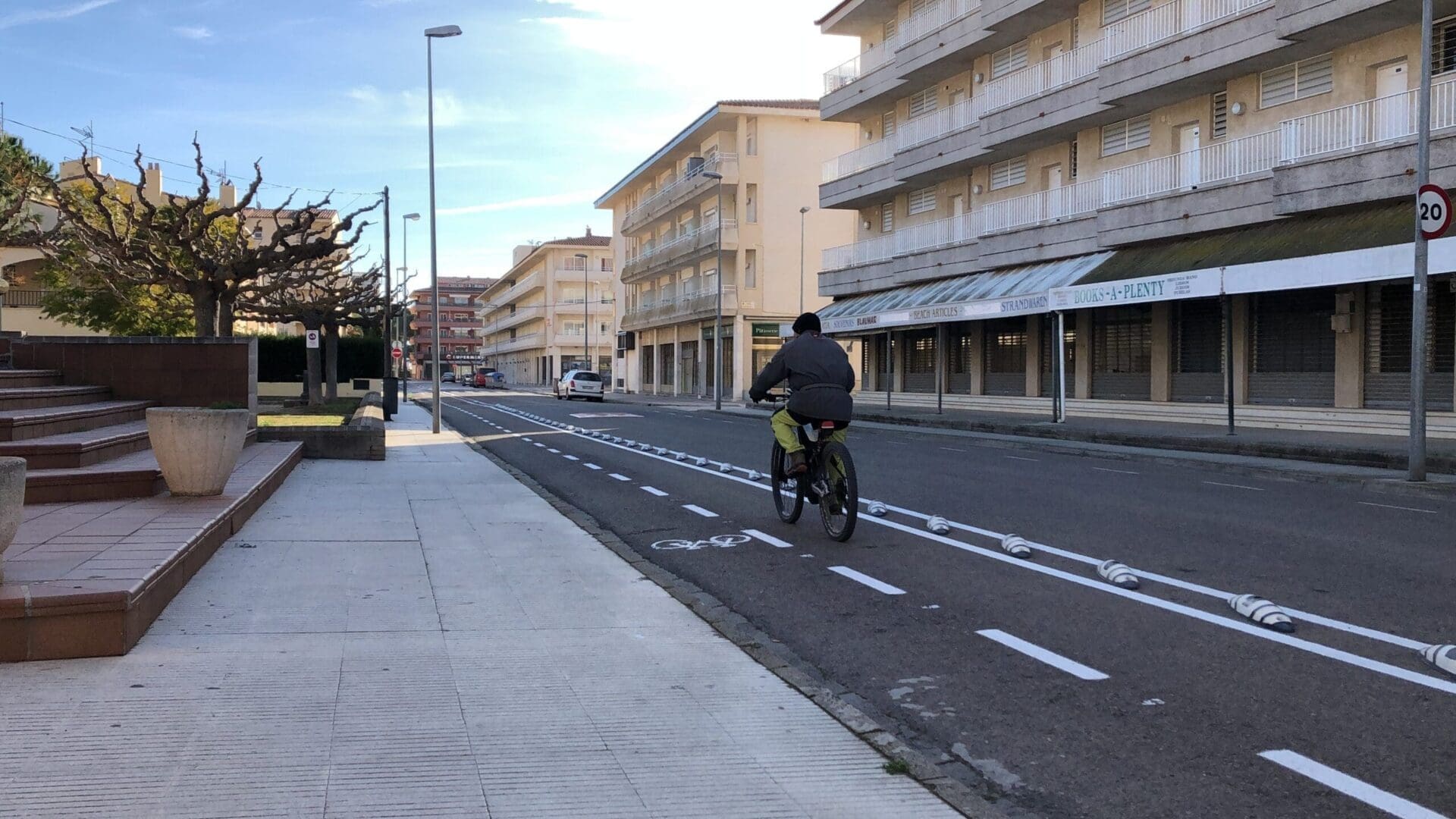 Un home circulant amb la seva bici per un dels carrils bici de l'Estartit