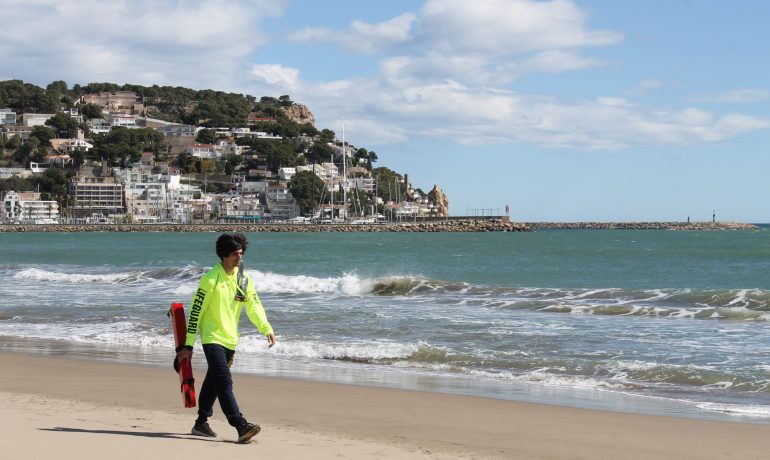 The surveillance and lifeguard service starts at L’Estartit beach