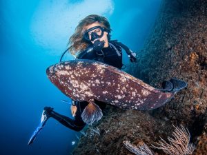 Una submarinista (Foto: Rafael Fernández / Diving Center La Sirena)